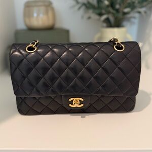 *AUTHENTIC* CHANEL medium classic flap